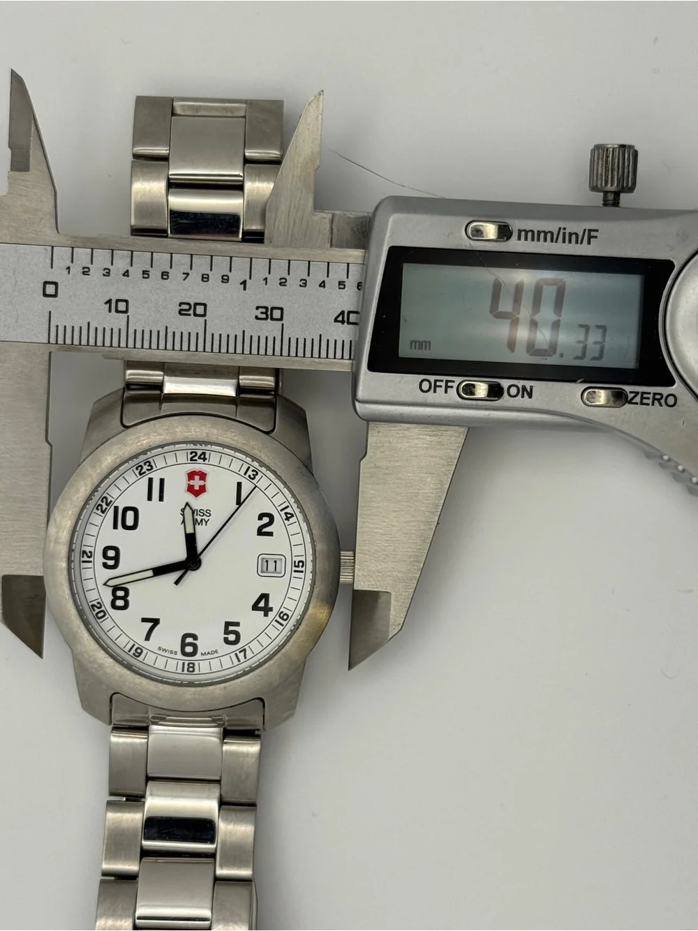 Victorinox Swiss Army Quartz Ref: 24972 Date Arabic Numerals Steel Bracelet 40mm